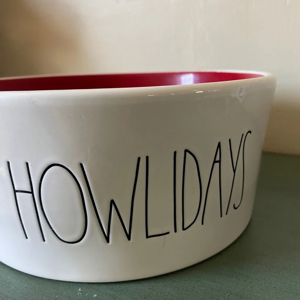 Rae Dunn Happy Howlidays. Christmas Dog dish. Lg.